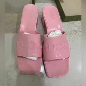 Brand New Pink Gucci woman’s slide sandal with logo rubber